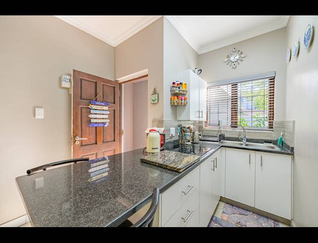 2 BEDROOM APARTMENT FOR SALE IN SHEFFIELD BEACH